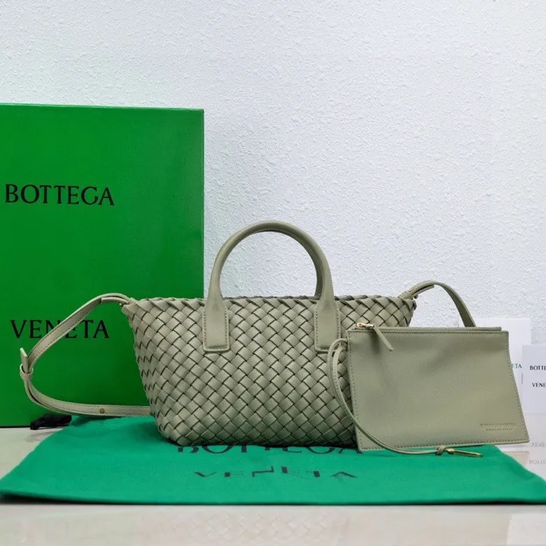 Batch 1560 Hello everyone, I have a new name, it’s called the Cabat woven Mini vegetable basket model ~ it can finally be carried on the shoulder. It is based on the original bag type and adds a shoulder strap and it is detachable! It's equivalent to spending one dollar to buy two bags. As the ace cutie of BV family, I really have no choice but to buy one! This bag of ours is really exactly the same as ZP. You can look big with a small amount of money~ Original sheepskin: size: 20*16*13cm, model: 5211#
